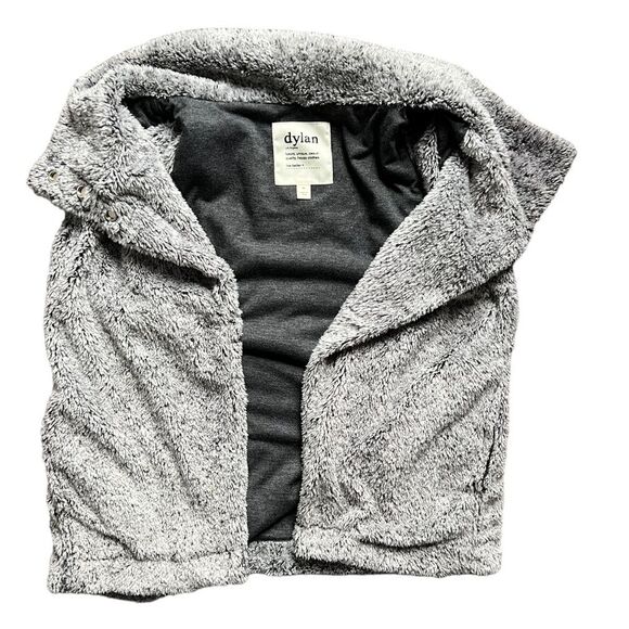 DYLAN By True Grit Gray Faux Fur Sherpa Vest Pockets Snap Women's size Medium - Picture 4 of 10